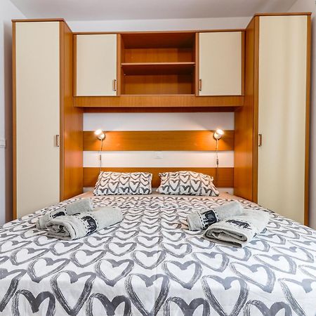 Sunshine Apartments Funtana With Balcony And Sea View Bagian luar foto