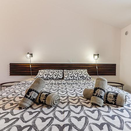 Sunshine Apartments Funtana With Balcony And Sea View Bagian luar foto