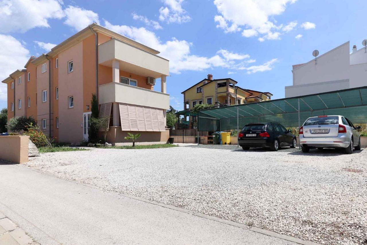 Sunshine Apartments Funtana With Balcony And Sea View Bagian luar foto
