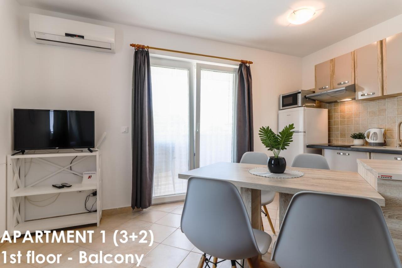 Sunshine Apartments Funtana With Balcony And Sea View Bagian luar foto
